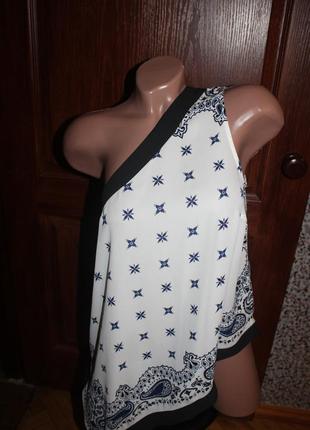 Блуза на одно плечо молочная с узорами oasis1 фото