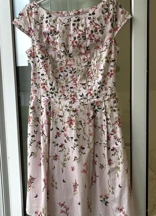Романтичное платье нежно разова в цветок