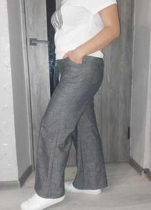 Тонкие широкие брюки в белую полоску4 фото