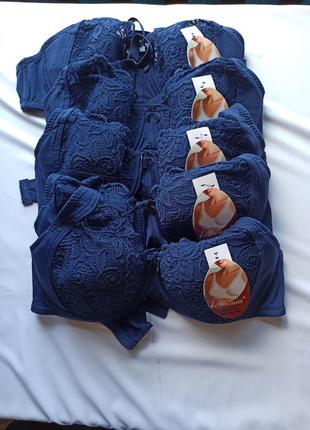 Бюстгальтер кружевной на поролоне.