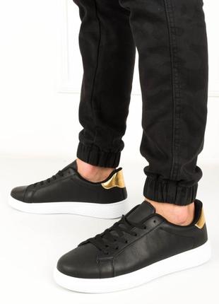 Стильні чорні чоловічі кросівки кеди модні кроси із золотим задником