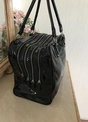 Сумка лакированная 26х 35х17,сумка на замках с ручками, удобная поклажа