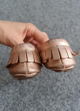 Золотистые ботиночки с бахромой для девочки 9-12 месяцев3 фото