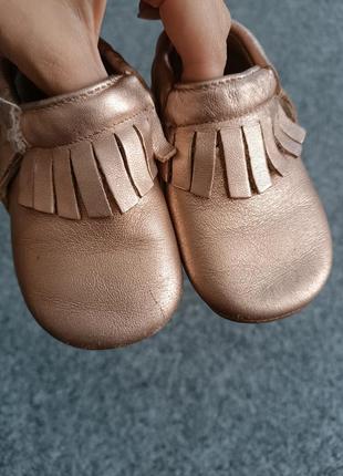 Золотистые ботиночки с бахромой для девочки 9-12 месяцев8 фото