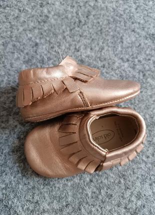 Золотистые ботиночки с бахромой для девочки 9-12 месяцев7 фото