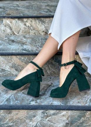 Зеленые изумрудные замшевые туфли на массивном каблуке с бантиком много цветов5 фото