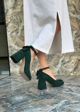 Зеленые изумрудные замшевые туфли на массивном каблуке с бантиком много цветов8 фото