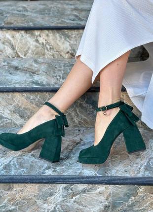 Зеленые изумрудные замшевые туфли на массивном каблуке с бантиком много цветов6 фото