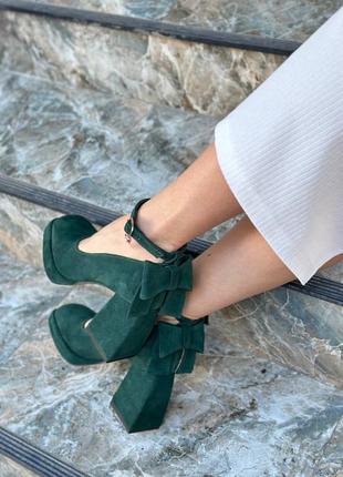 Зеленые изумрудные замшевые туфли на массивном каблуке с бантиком много цветов7 фото