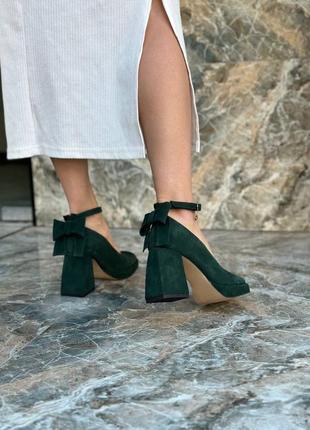 Зеленые изумрудные замшевые туфли на массивном каблуке с бантиком много цветов9 фото