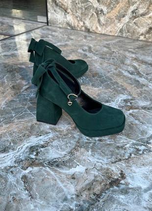 Зеленые изумрудные замшевые туфли на массивном каблуке с бантиком много цветов10 фото