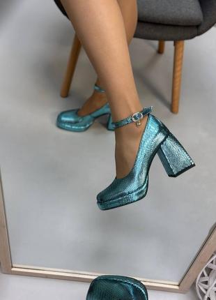 Блестящие голубые кожаные туфли с ремешком на массивном каблуке1 фото