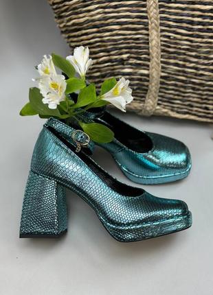 Блестящие голубые кожаные туфли с ремешком на массивном каблуке6 фото