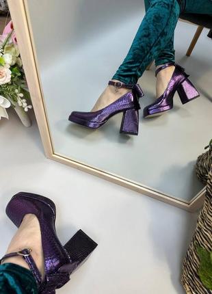 Фіолетові шкіряні туфлі на масивному каблуку з бантиком3 фото