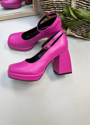 Фуксия розовые кожаные туфли с ремешком на массивном каблуке6 фото