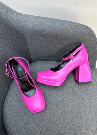 Фуксия розовые кожаные туфли с ремешком на массивном каблуке8 фото