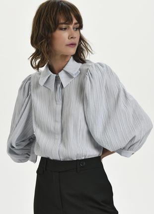 Karen by simonsen блуза с объемным рукавом серая в полоску интересный воротник frosty kb blouse