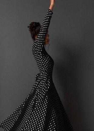Женское длинное шикарное элегантное черное платье в белый горошек тренд 20232 фото