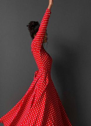 Женское длинное шикарное элегантное красное платье в белый горошек тренд 2023 года.5 фото