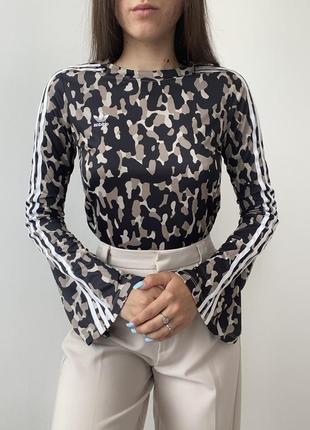 Лонгслів від adidas у камуфляжний принт з розрізами на рукавах