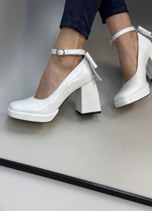 Білі лакові туфлі на масивному широкому стійкому каблуку2 фото