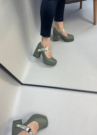 Оливкові хакі шкіряні туфлі на масивному каблуку4 фото