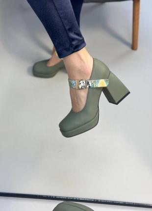 Оливковые хаки кожаные туфли на массивном каблуке3 фото
