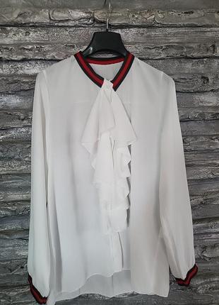 Белая блуза жебо