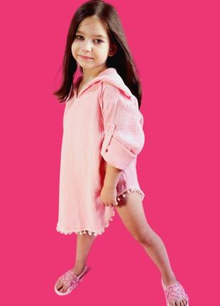 Дитяча муслінова рожева туніка для дівчинки з довгими рукавами і капюшоном.
