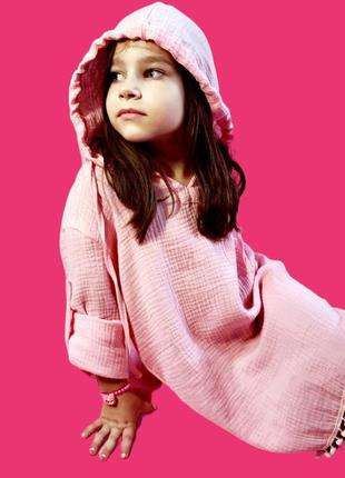 Дитяча муслінова рожева туніка для дівчинки з довгими рукавами і капюшоном.5 фото