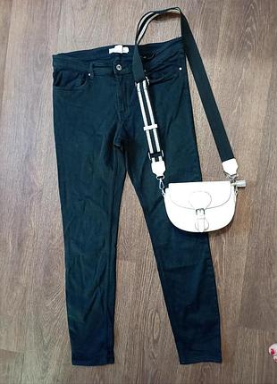Насыщено чёрные джинсы скинни в новом состоянии h&m