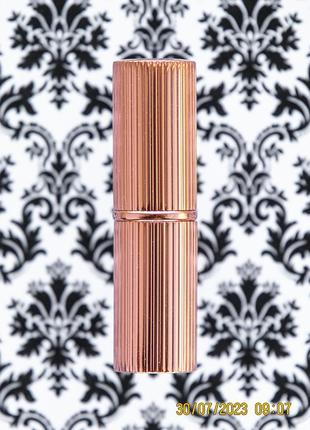 Стойкая матовая помада для губ charlotte tilbury matte revolution pillow talk 2 medium 1.5 г1 фото