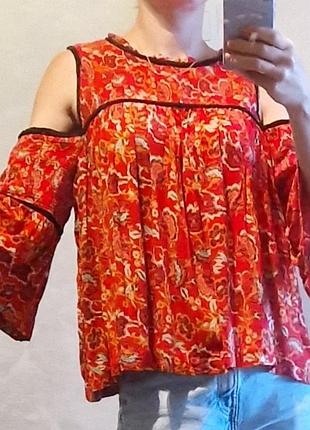 Яркая красная блуза свободного кроя с открытыми плечами и валаном на рукавах