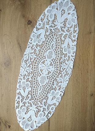 Мереживна серветка. плауенське мереживо. біла мереживна серветка. серветка.