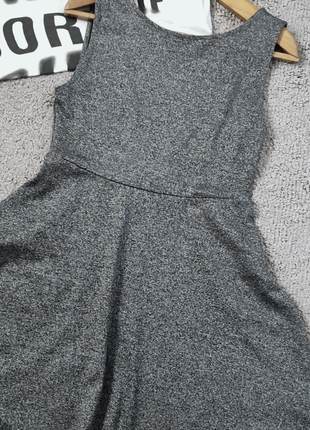 Трикотажное платье с открытой спиной3 фото