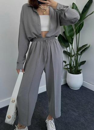 Костюм  рубашка свободная на пуговицах рукав длинный манжет брюки прямые широкие на резинке высокая посадка спереди стрелочки ткань американский креп