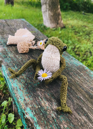 В'язана іграшка жабка