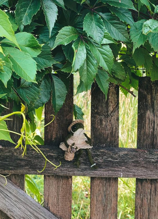 В'язана іграшка жабка
