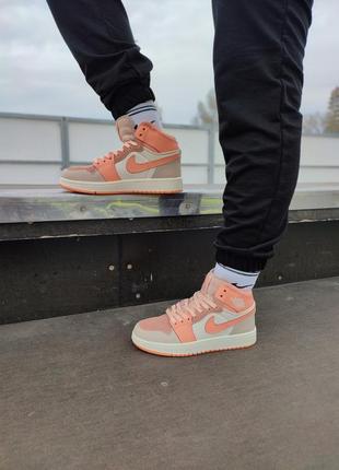 Женские кроссовки nike air jordan 1 retro high orange beige8 фото