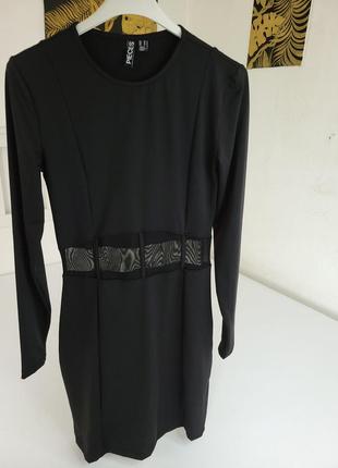 Маленькое черное платье-расценное миди с сеткой pieces m