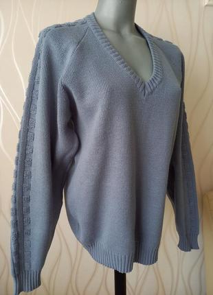 Замечательный женский, в "язаный свитер василькового цвета.