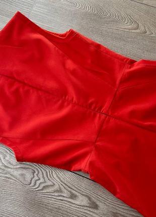 Шикарное красное платье-футляр7 фото