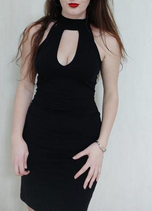 Черное трикотажное платье с чокером выше колена в обтяжку5 фото