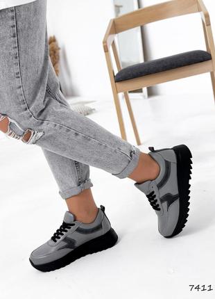 Натуральные кожаные и замшевые серые кроссовки на черной подошве3 фото