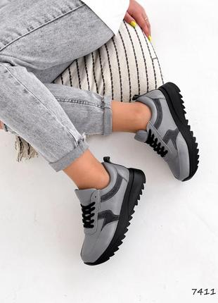 Натуральные кожаные и замшевые серые кроссовки на черной подошве1 фото