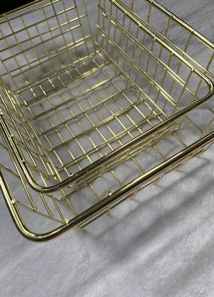 Кошик металевий для зберігання в золотому кольорі