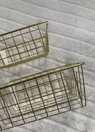 Кошик металевий для зберігання в золотому кольорі