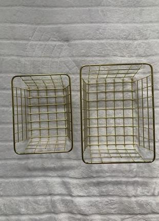 Кошик металевий для зберігання в золотому кольорі