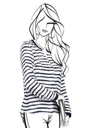 Блузка свободного силуэта со стильным графическим принтом