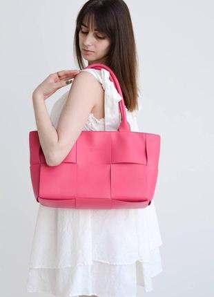Яскрава рожева жіноча сумка крута bottega veneta1 фото